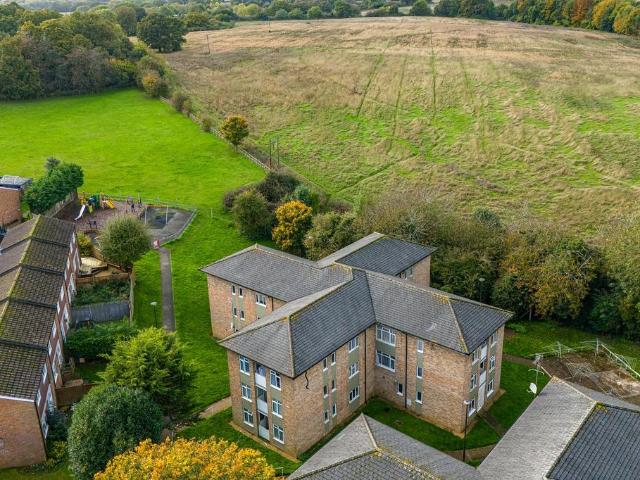 Flat for sale in Chepping Wycombe, Flackwell Heath