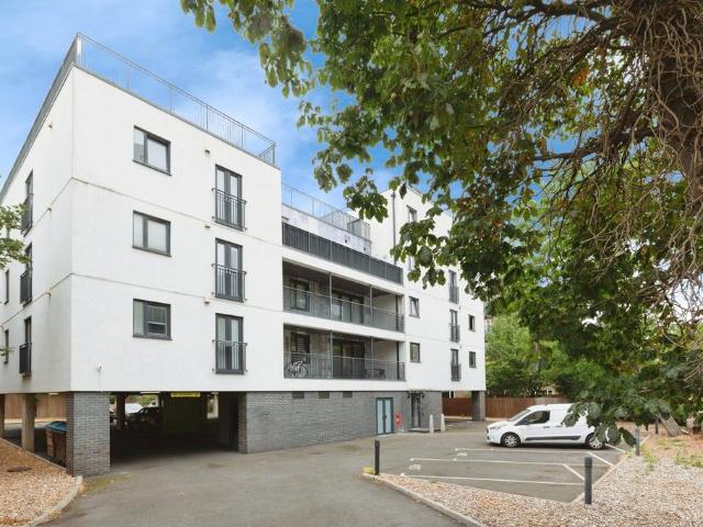 Flat for sale in Grays, Essex