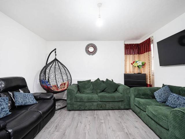 Flat for sale in St. George in the East, Wapping