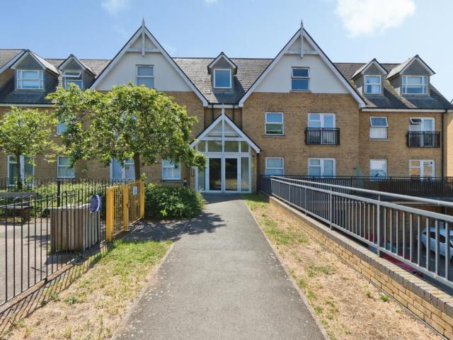 Flat for sale in Crayford, Greater London