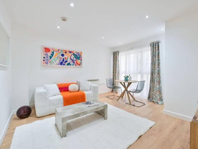 Flat for sale in Kennington, Greater London