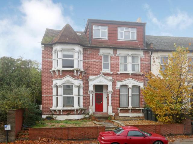 Flat for sale in Stroud Green, Greater London