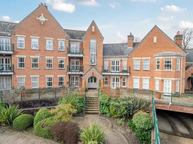 Flat for sale in Row Town, Surrey