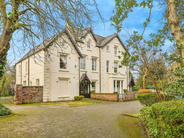 Flat for sale in Calderstones
