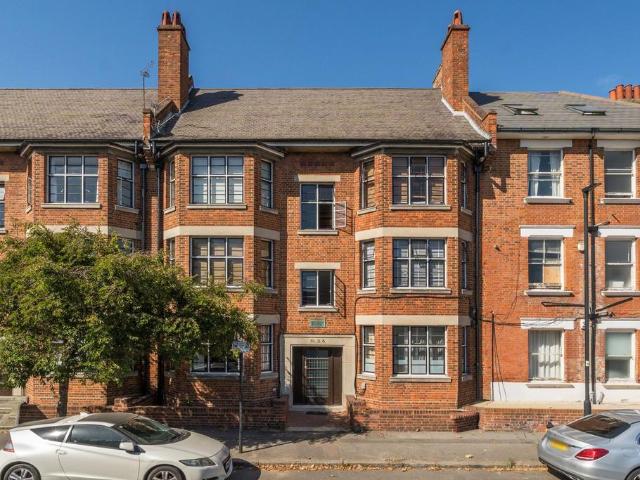 Flat for sale in Stockwell Park, Greater London
