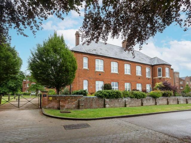 Flat for sale in Berrick Salome, Oxfordshire