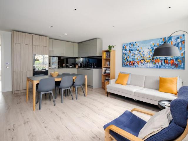 Flat for sale in Hornsey, Greater London