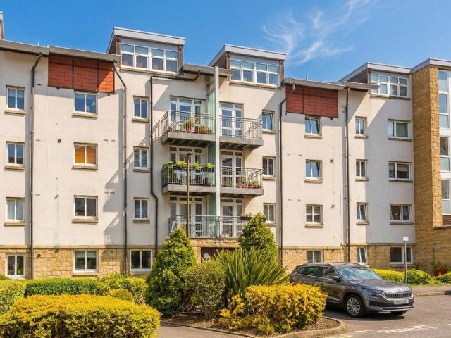 Flat for sale in Hillside, Leith