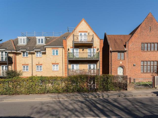 Flat for sale in Yiewsley, Greater London