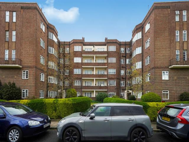 Flat for sale in London Borough of Hounslow, Strand