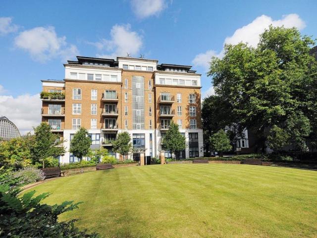 Flat for sale in Kensington, Greater London