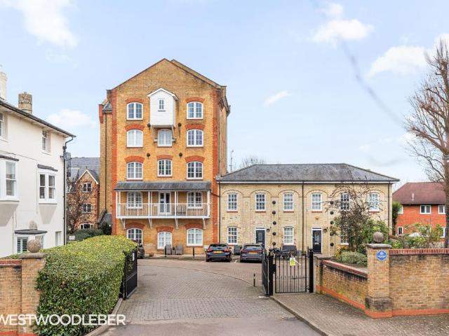 Flat for sale in Hertford, Colliers End