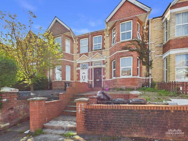 Flat for sale in Allt-yr-yn, Wales