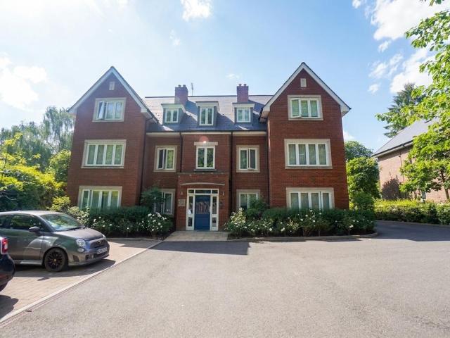 Flat for sale in Totteridge, Cressex