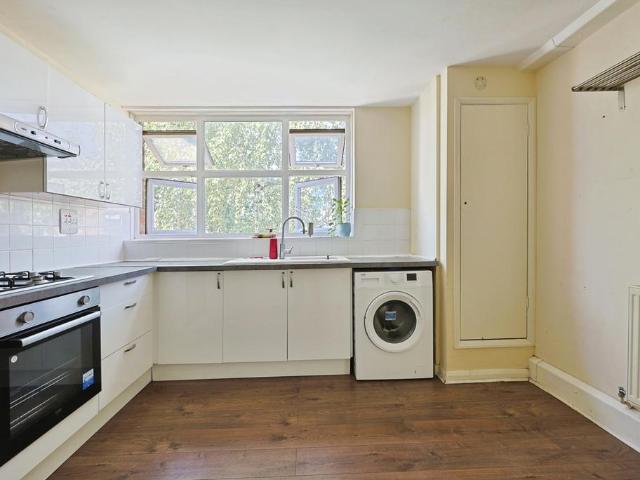Flat for sale in Clapham Junction, Greater London