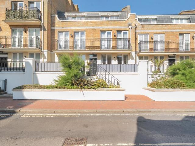 Flat for sale in Worthing, West Sussex