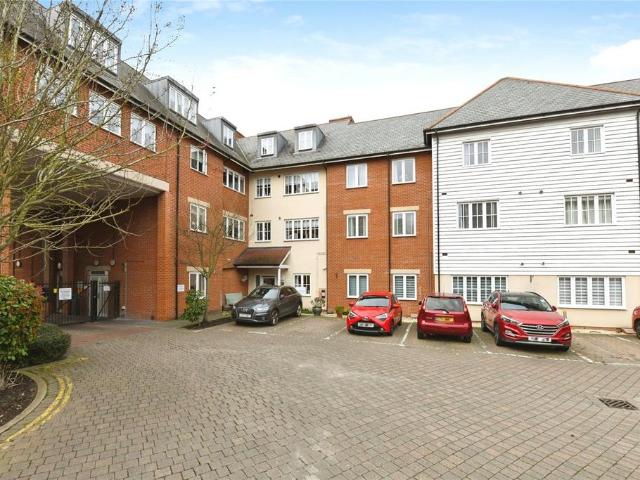 Flat for sale in Navestock Side, Essex
