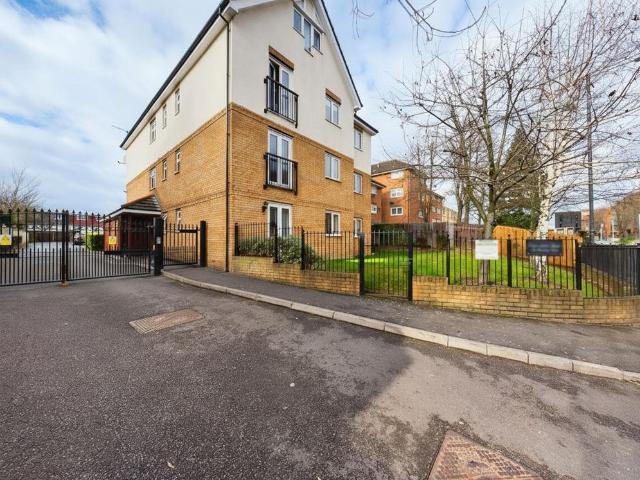 Flat for sale in Harrow Weald, Greater London