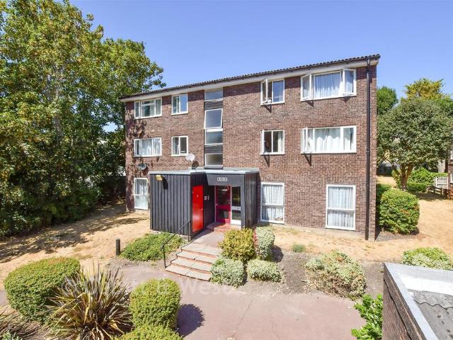 Flat for sale in London Borough of Croydon, Forestdale