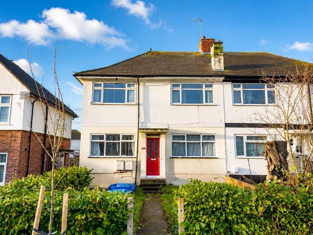 Flat for sale in London Borough of Ealing, Greenford