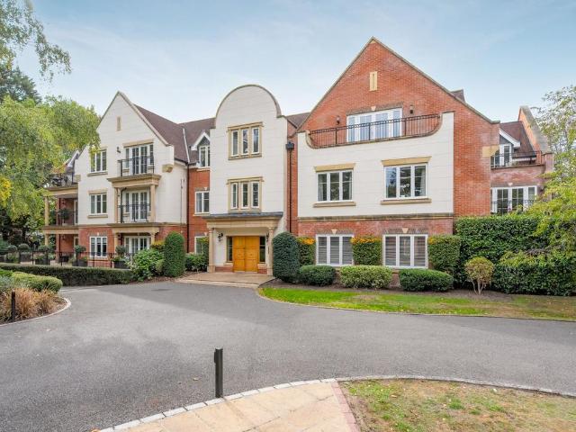 Flat for sale in Sunningdale, Windsor and Maidenhead