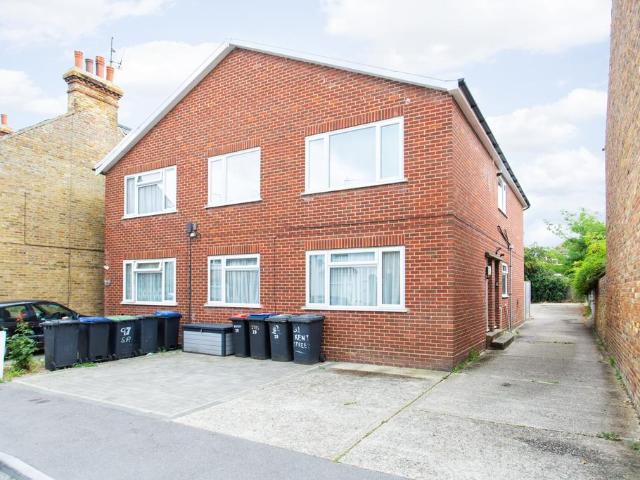 Flat for sale in The Bridge, Kent