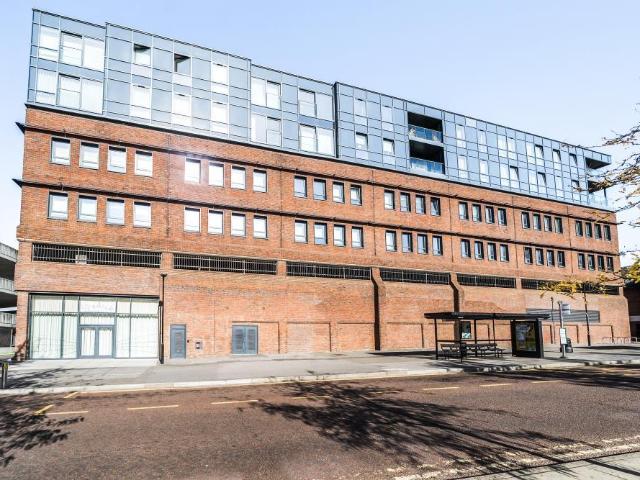 Flat for sale in Heol-las, Surrey