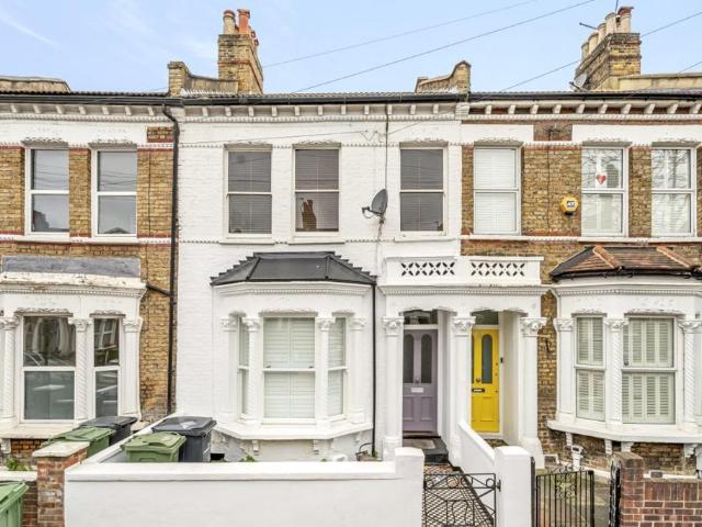 Flat for sale in Stockwell, Greater London