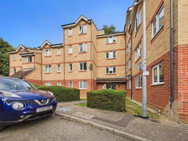 Flat for sale in Sudbury, Chelmondiston