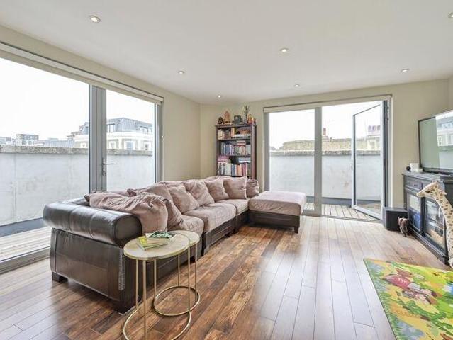 Flat for sale in Putney, Greater London