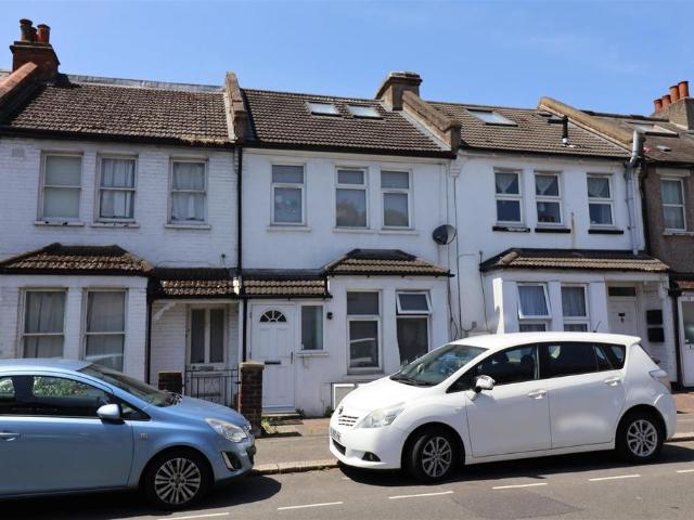 Flat for sale in Wealdstone, Greater London