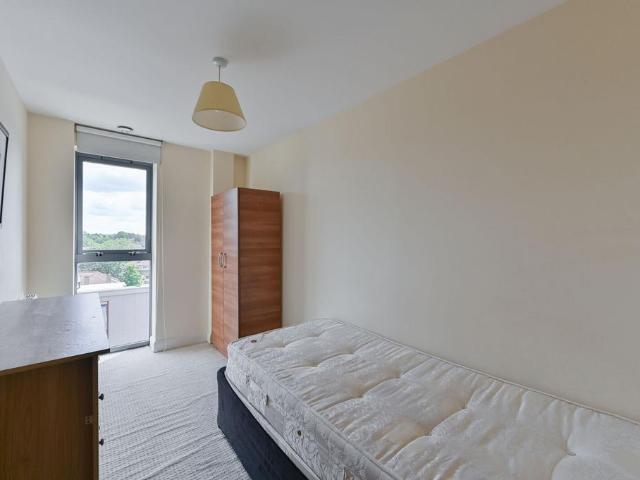 Flat for sale in London Borough of Croydon, Greater London