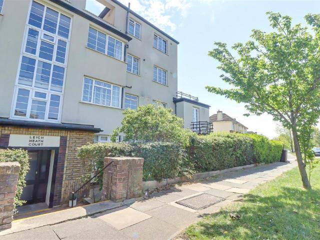 Flat for sale in Alton Barnes, Essex