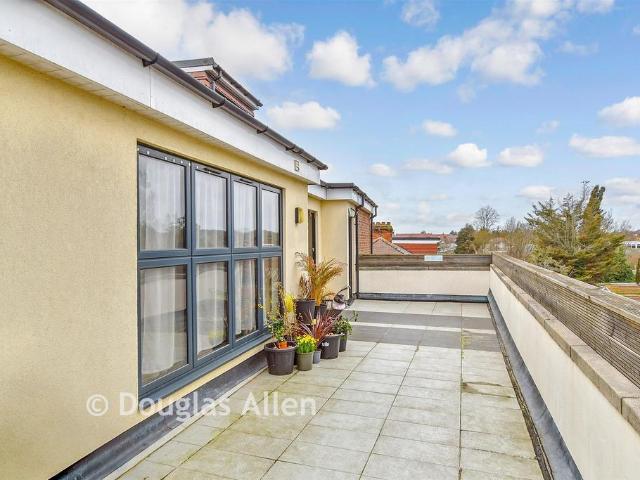 Flat for sale in Barkingside, Greater London