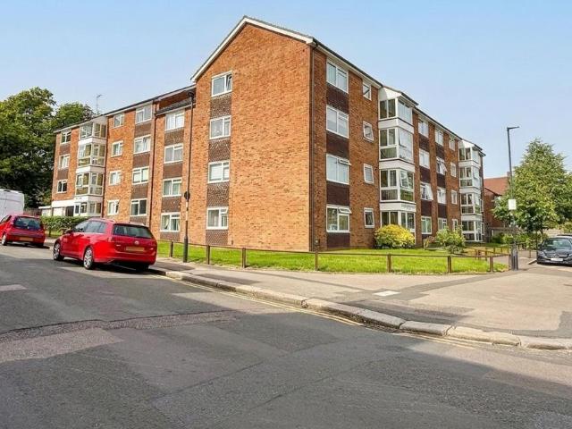 Flat for sale in New Southgate, Greater London