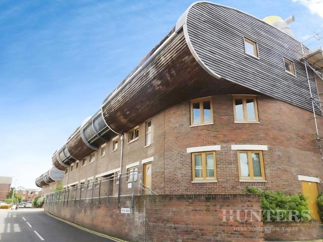 Flat for sale in Hackbridge, Greater London