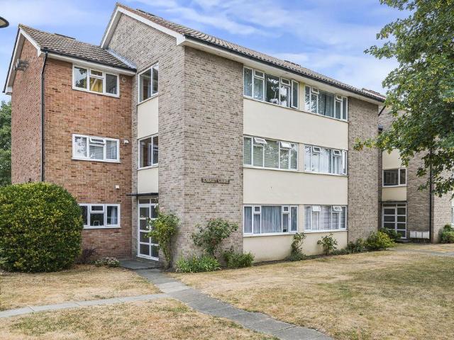 Flat for sale in Albany Park, Greater London