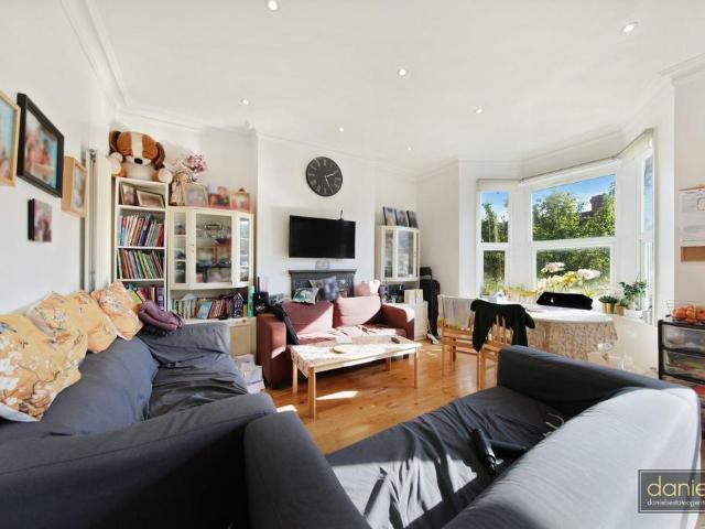 Flat for sale in Harlesden, Greater London