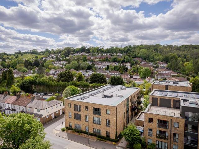 Flat for sale in London Borough of Croydon, Whyteleafe