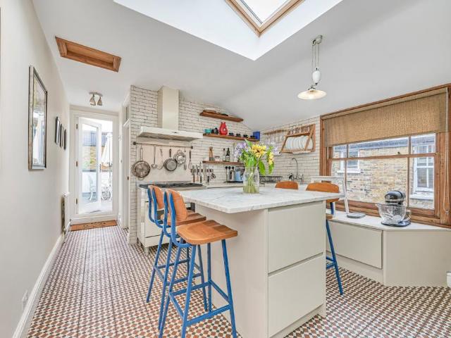 Flat for sale in Stockwell, Greater London