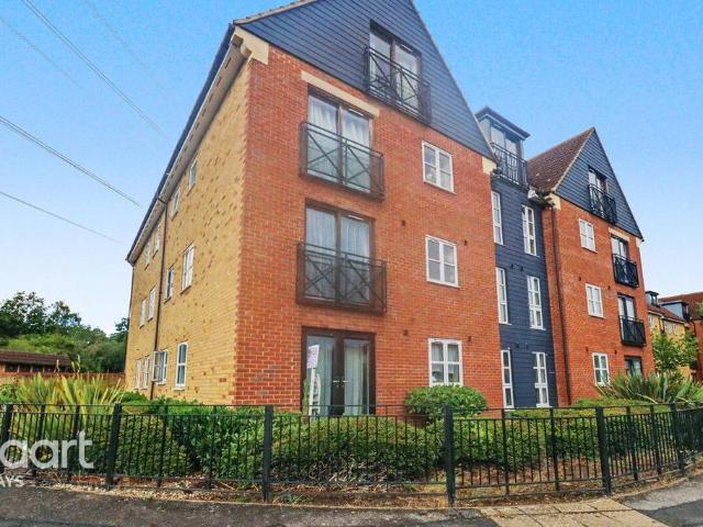 Flat for sale in South Ockendon, Essex