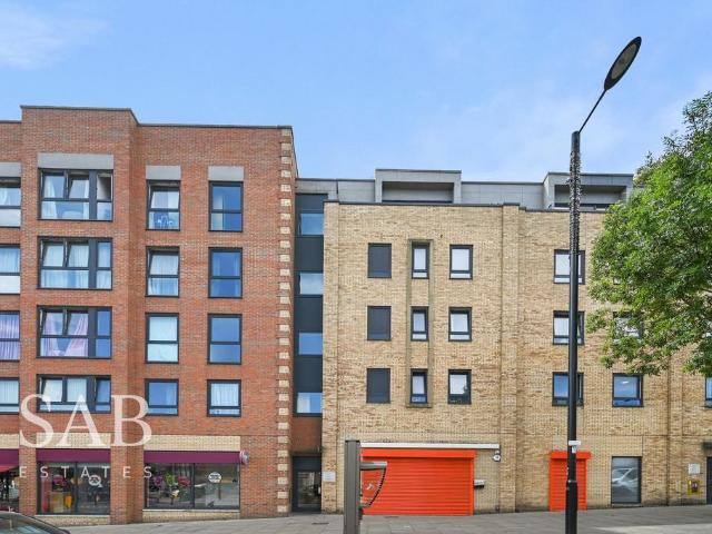 Flat for sale in London Borough of Ealing, Greenford