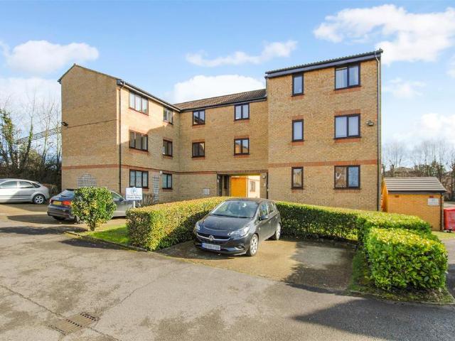Flat for sale in Slough