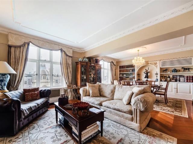 Flat for sale in Mayfair, Greater London