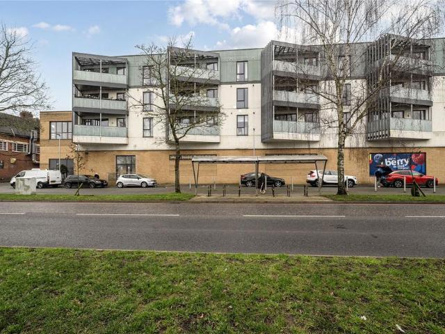 Flat for sale in West Wickham, Greater London