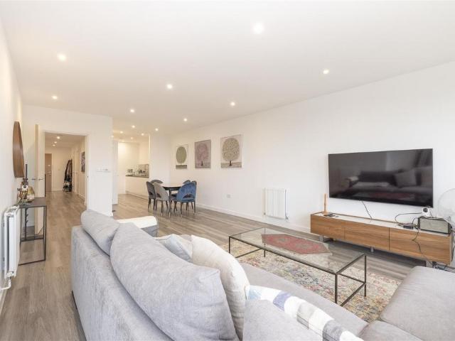 Flat for sale in Mill Hill, Greater London