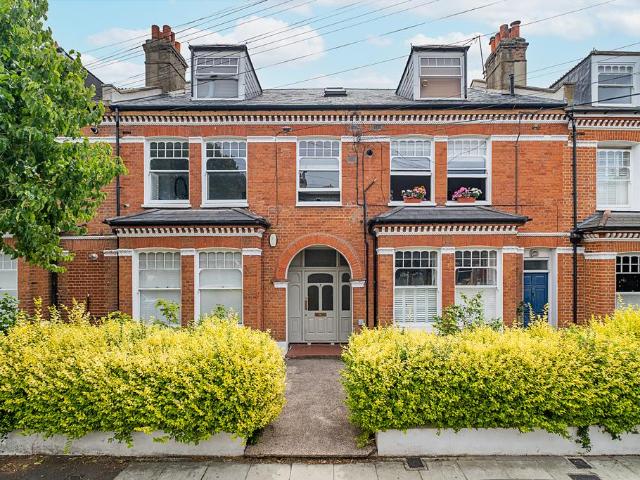 Flat for sale in Balham, Greater London