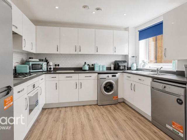 Flat for sale in Brompton, Gillingham