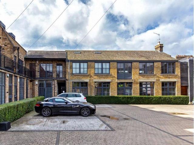 Flat for sale in Kentish Town, Greater London