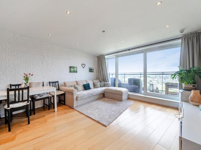 Flat for sale in Wandsworth, Greater London